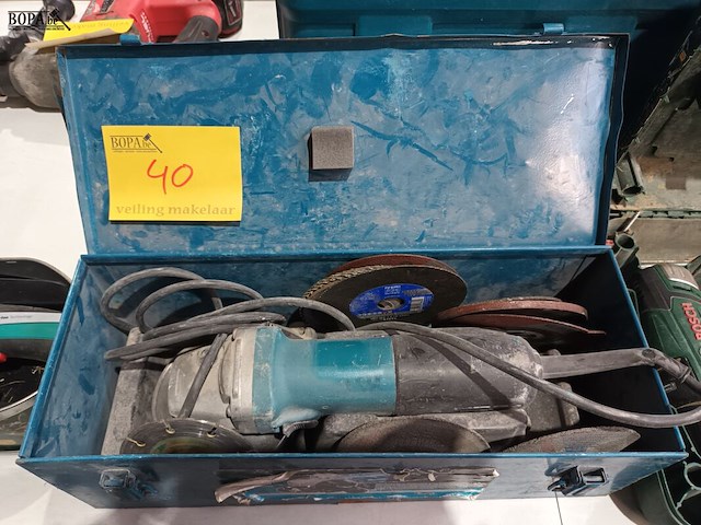 Lot 40 - haakse slijper makita - afbeelding 1 van  4