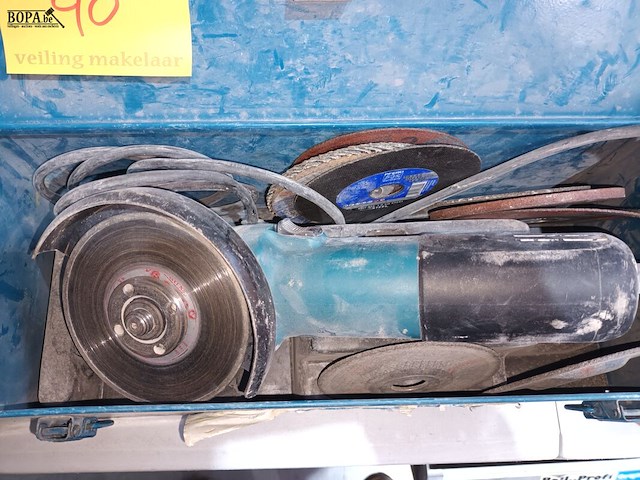 Lot 40 - haakse slijper makita - afbeelding 3 van  4