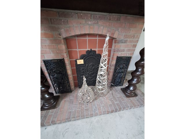 Lot 40 - haardplaten en decoratie. 5 stuks - afbeelding 1 van  4