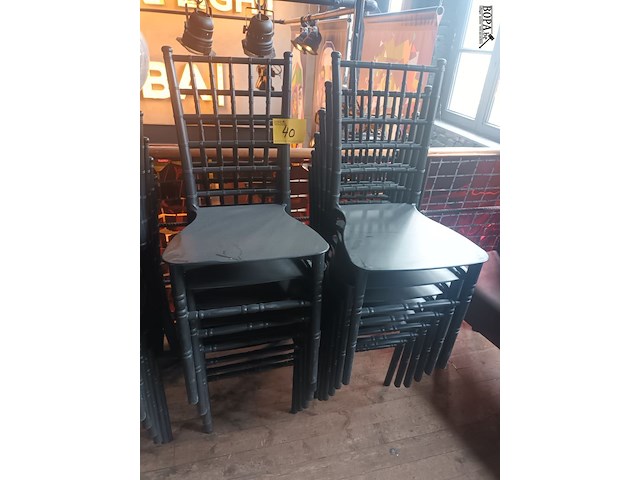 Lot 40 - houten stoel. 12 stuks - afbeelding 1 van  3