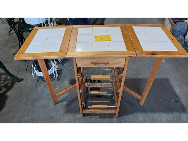Lot 40 - inklapbare houten keukentrolley met wit tegelblad en metalen - afbeelding 2 van  4