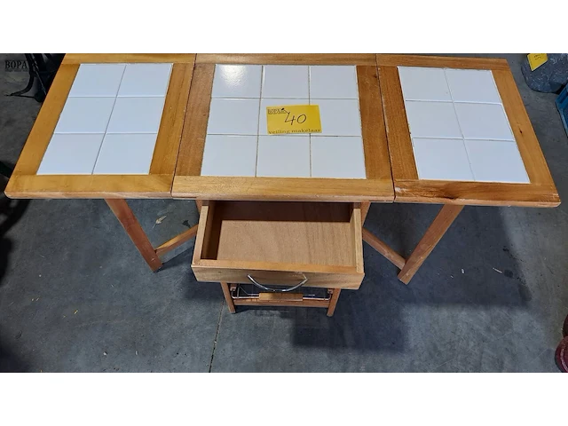 Lot 40 - inklapbare houten keukentrolley met wit tegelblad en metalen - afbeelding 4 van  4
