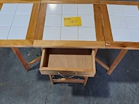 Lot 40 - inklapbare houten keukentrolley met wit tegelblad en metalen - afbeelding 4 van  4