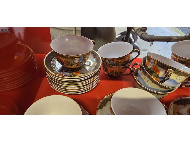 Lot 40 - japans porseleinen servies 12 delig + thee-suiker-melk - afbeelding 3 van  5