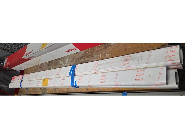 Lot 40 - kabelgoten legrand wit 4 stuks - afbeelding 1 van  2