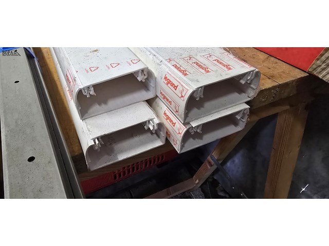 Lot 40 - kabelgoten legrand wit 4 stuks - afbeelding 2 van  2