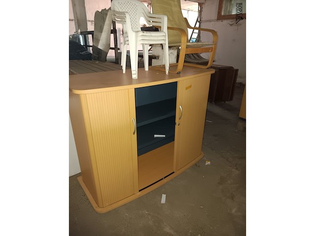 Lot 40 - kast op wielen - afbeelding 1 van  2