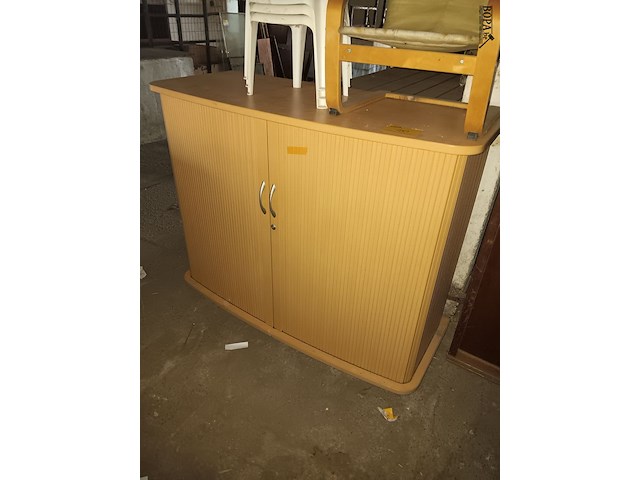 Lot 40 - kast op wielen - afbeelding 2 van  2