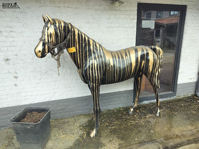 Lot 40 - levensecht decoratief paard - afbeelding 1 van  3
