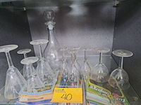 Lot 40 - lot glaswerk: wijnglaasjes, decanteerkan - afbeelding 1 van  3