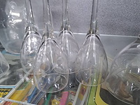 Lot 40 - lot glaswerk: wijnglaasjes, decanteerkan - afbeelding 2 van  3
