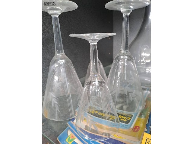 Lot 40 - lot glaswerk: wijnglaasjes, decanteerkan - afbeelding 3 van  3