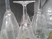 Lot 40 - lot glaswerk: wijnglaasjes, decanteerkan - afbeelding 3 van  3