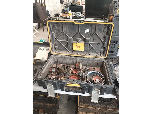 Lot 40 - materiaalkoffer dewalt met inhoud - afbeelding 1 van  3