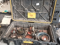 Lot 40 - materiaalkoffer dewalt met inhoud - afbeelding 1 van  3