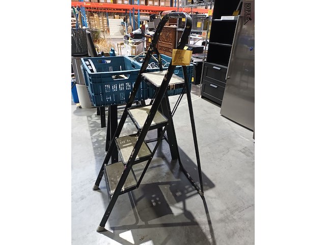 Lot 40 - metalen trapladder - afbeelding 1 van  3