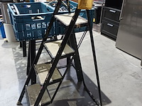 Lot 40 - metalen trapladder - afbeelding 1 van  3