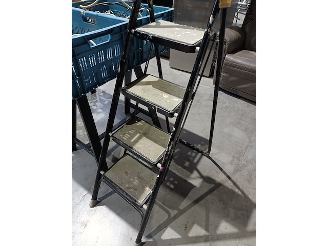 Lot 40 - metalen trapladder - afbeelding 2 van  3