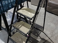 Lot 40 - metalen trapladder - afbeelding 2 van  3