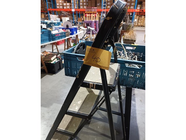 Lot 40 - metalen trapladder - afbeelding 3 van  3