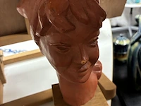 Lot 40 - origineel terracotta kunstwerk paul sersté - 2 stuks - afbeelding 2 van  5