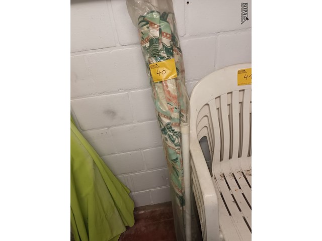 Lot 40 - parasol met bladmotief - afbeelding 1 van  2