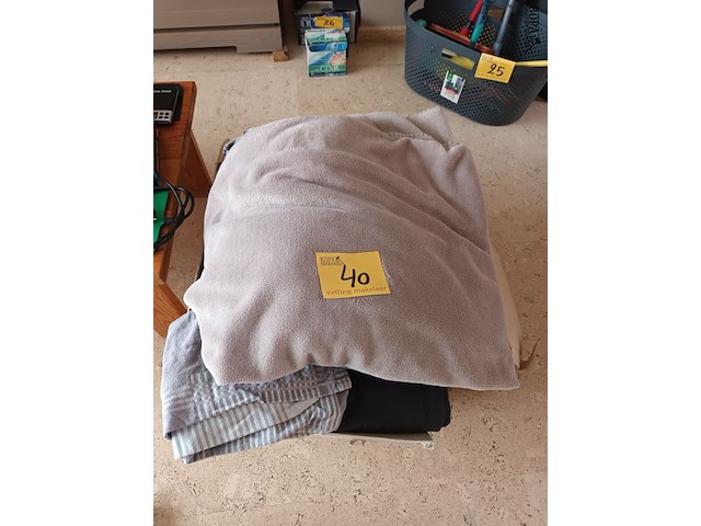 Lot 40 - partij dekens en lakens - afbeelding 1 van  3