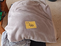 Lot 40 - partij dekens en lakens - afbeelding 1 van  3