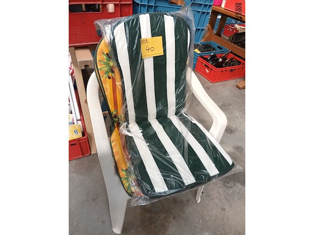 Lot 40 - pvc tuinstoel en kussens. 4 stuks - afbeelding 1 van  3