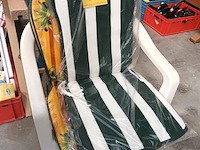 Lot 40 - pvc tuinstoel en kussens. 4 stuks - afbeelding 1 van  3