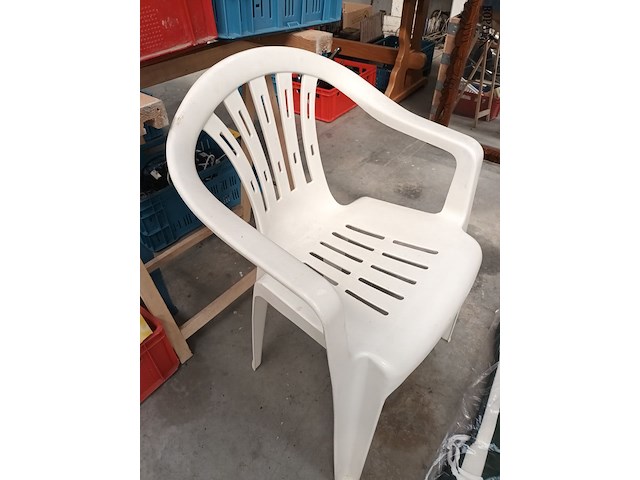 Lot 40 - pvc tuinstoel en kussens. 4 stuks - afbeelding 2 van  3