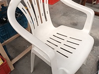 Lot 40 - pvc tuinstoel en kussens. 4 stuks - afbeelding 2 van  3