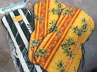 Lot 40 - pvc tuinstoel en kussens. 4 stuks - afbeelding 3 van  3