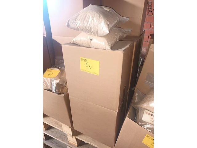 Lot 40 - rookmot esdoorn 1 kg. 17 stuks - afbeelding 1 van  2