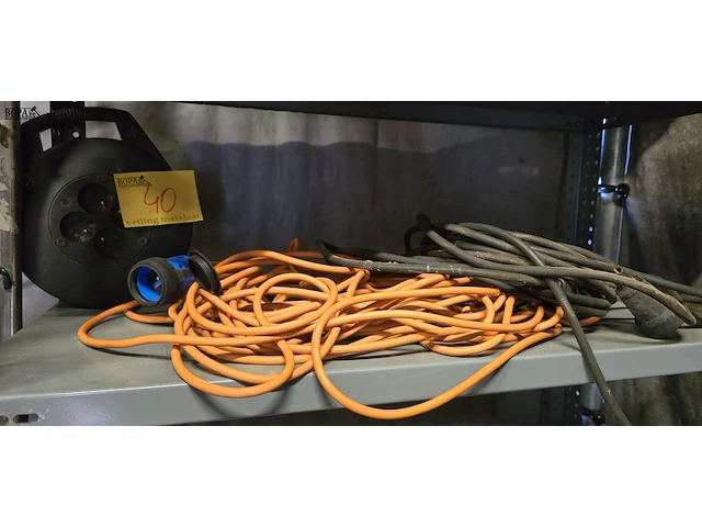 Lot 40 - verlengkabels en verlengkabel op rol 3 stuks - afbeelding 1 van  3