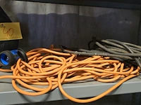 Lot 40 - verlengkabels en verlengkabel op rol 3 stuks