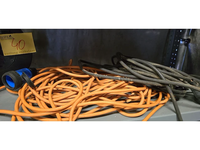 Lot 40 - verlengkabels en verlengkabel op rol 3 stuks - afbeelding 2 van  3