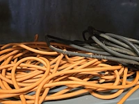 Lot 40 - verlengkabels en verlengkabel op rol 3 stuks - afbeelding 2 van  3