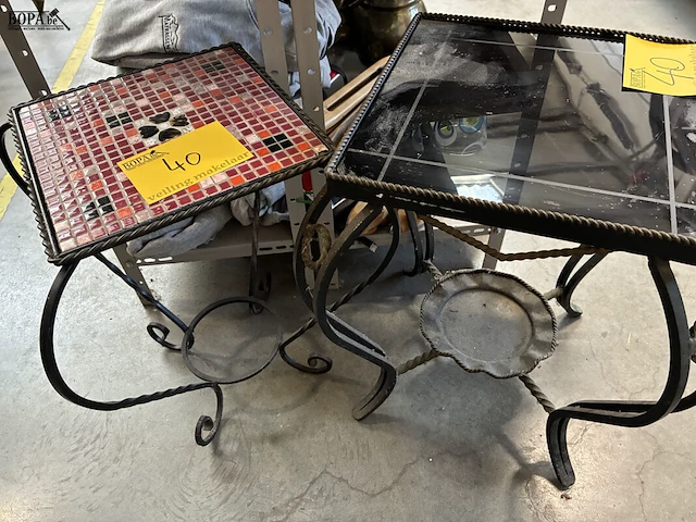 Lot 40 - vintage bijzettafeltjes - 2 stuks - afbeelding 1 van  3