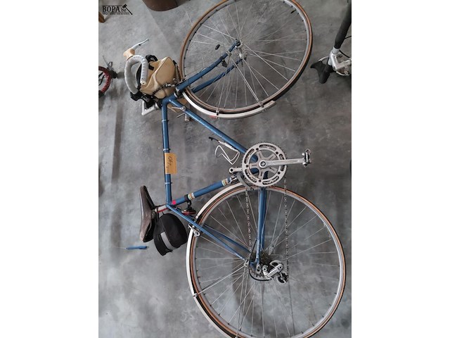 Lot 40 - vintage blauwe racefiets- verzamelobject - afbeelding 1 van  4