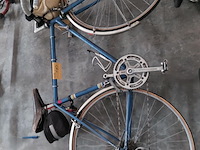 Lot 40 - vintage blauwe racefiets- verzamelobject - afbeelding 1 van  4