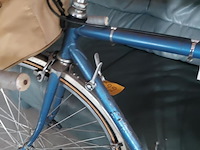 Lot 40 - vintage blauwe racefiets- verzamelobject - afbeelding 3 van  4