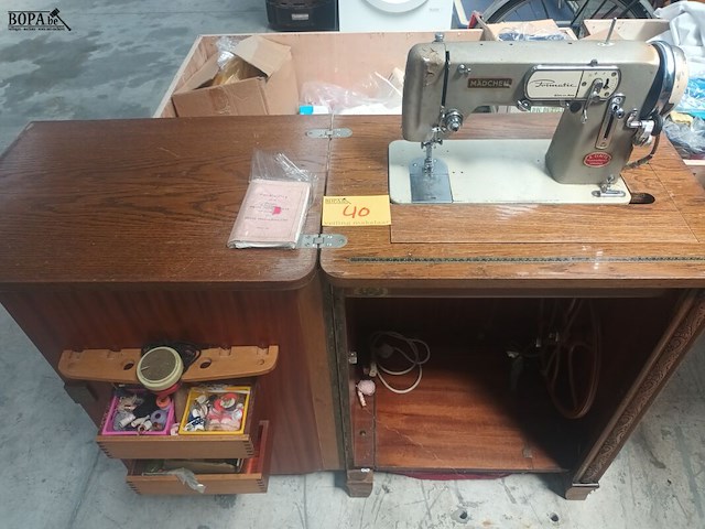Lot 40 - vintage naaimachine in kastje - afbeelding 1 van  4