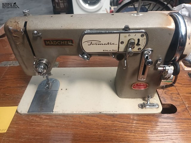 Lot 40 - vintage naaimachine in kastje - afbeelding 2 van  4