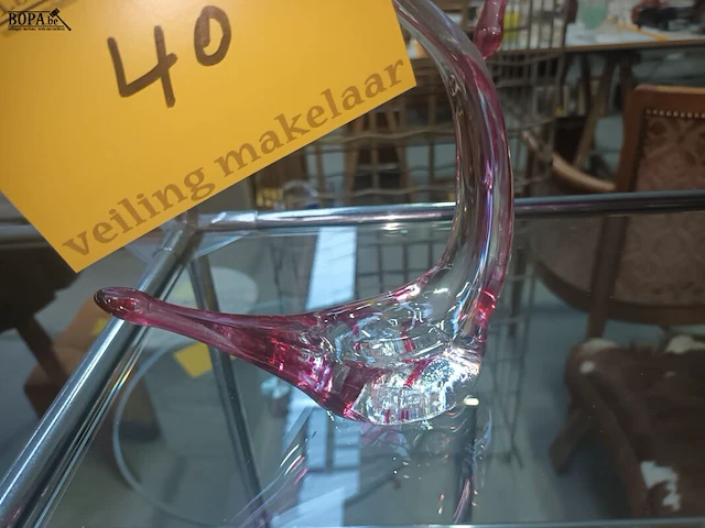 Lot 40 - vintage zwaan in glas - afbeelding 1 van  3