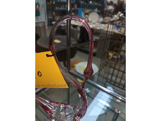 Lot 40 - vintage zwaan in glas - afbeelding 2 van  3