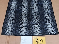 Lot 40 - zijden sjaal - afbeelding 1 van  3