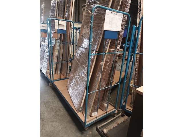 Lot 400 - blauwe transportkar met inhoud - afbeelding 1 van  2