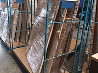 Lot 400 - blauwe transportkar met inhoud