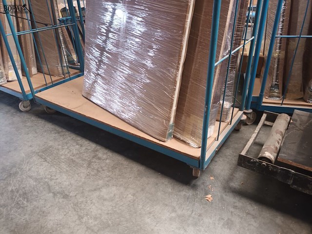 Lot 400 - blauwe transportkar met inhoud - afbeelding 2 van  2